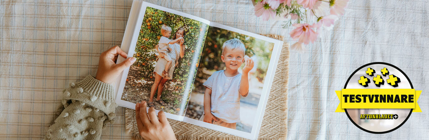 En person bläddrar igenom ett CEWE fotoalbum med färgglada, livliga bilder.