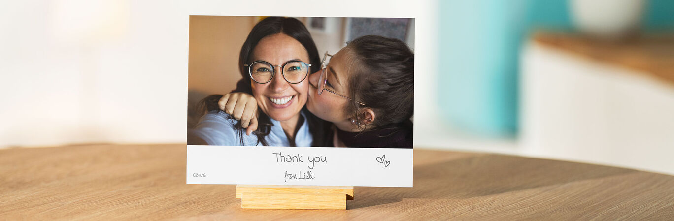 En bild visar två personer som håller om varandra. Nere står texten: 'Thank you'.